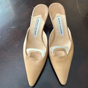 A lo pair of Manolo blahnik, 61/2